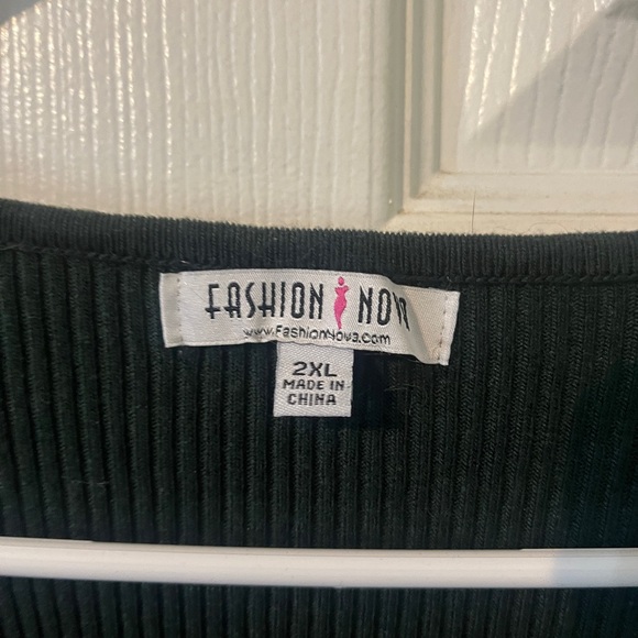 Gorgeous plus size 2x forest hunter green long sleeve ribbed vneck crop top - Picture 2 of 4